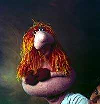 Puppenbau-Ulli von Boedefeld auf dem Arm eines Spielers