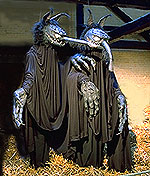 Puppenbau-zwei Kanibalenmonster in der Totalen