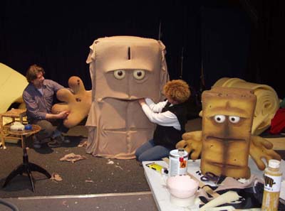 Puppenbau-Bernd das Brot in der Entstehungsphase, rechts das Original.