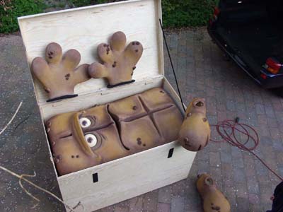 Puppenbau-Bernd das Brot im Versandcontainer