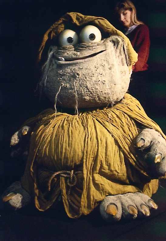 Puppenbau-Giftzwerg im Vergleich zum Menschen