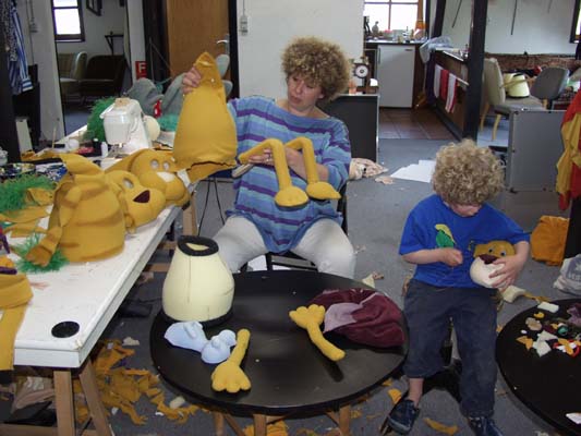 Puppenbau-Claudia und Philip Rders beim Beziehen der Figur OLI