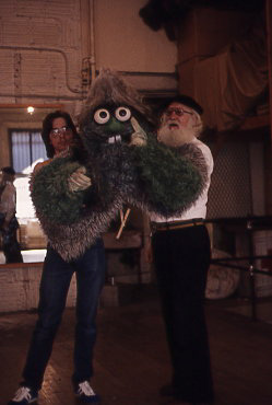 Puppenbau-Kermit Love und John mit einem Monster