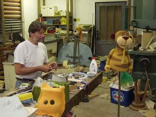 Puppenbau-Roland Korf fertigt die Augen für OLI